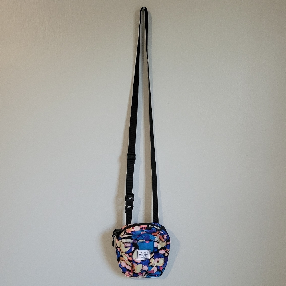 SOLD Herschel Cruz Floral Print 0.5 L Bag - Picture 3 of 7